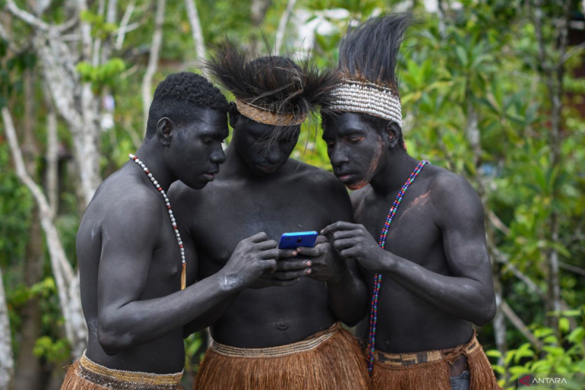 Papuan youths — Papua New Guinea