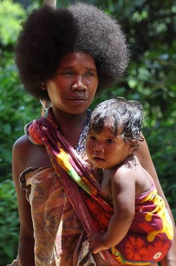 Batek mother and child — Malaysia